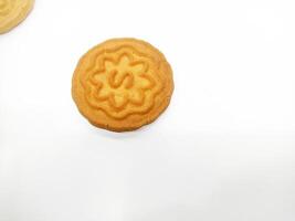 trigo galletas galletas - un apilar de delicioso trigo redondo galletas con un pocos migas aislado en blanco foto