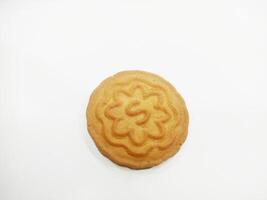 trigo galletas galletas - un apilar de delicioso trigo redondo galletas con un pocos migas aislado en blanco foto