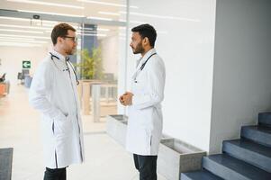 un indio médico con un europeo médico colega. multirracial equipo concepto foto