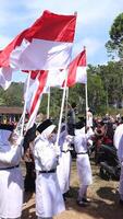 ambarawa, agosto 17 2023. indonesio estudiantes traer rojo blanco banderas en ceremonia celebrando independencia día. foto