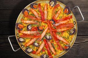 paso a paso guía a haciendo paella valenciana, un clásico Español plato con Mariscos y azafrán arroz foto