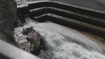 Lechfall Wasserfall, lech Fluss in der Nähe von füssen, Ostallgäu, Allgäu, Schwaben, Bayern, Deutschland, Europa. Gedenkstein über Claudia Augusta. maxsteg fussen. Wehr wow Mangfall. König max Steg. video