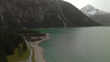 aéreo Visão planejador lago dentro austríaco Alpes. Vejo Tirol planeje ver. planejador Eu estou bezirk reutte, tirol, Osterreich interior der ammergauer alpen. ampla Claro lago dentro Áustria. reservatório dentro montanhas. video