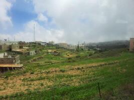 asombroso natural belleza de abha en saudi arabia en el verano estación. alto montañas, verdor, bajo nubes y niebla son el belleza de abha. foto