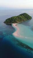 Vertikale Drohne Aufnahmen von schön tropisch Insel mit Weiß Sand Strand und Türkis Meer video