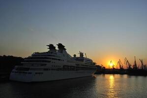 lujo crucero Embarcacion navegación a Puerto en amanecer. foto