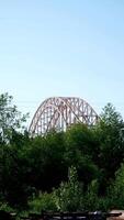 pattullo bro över de fraser flod patullo bro, surrey, brittiskt columbia, Kanada. lång exponering av de bro över vatten. himmel tåg bro. bro i form av rosa båge Nästa till Övrig broar video