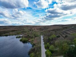 alto ángulo ver de más hermosa británico paisaje a redmire agua embalses terminado colinas de Sheffield ciudad de Inglaterra unido Reino, abril 30, 2024 foto