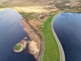 alto ángulo ver de más hermosa británico paisaje a redmire agua embalses terminado colinas de Sheffield ciudad de Inglaterra unido Reino, abril 30, 2024 foto