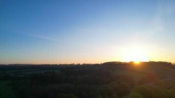 aéreo ver de campo de marcas pueblo y campo paisaje de Leicestershire Inglaterra Reino Unido durante amanecer Mañana. abril 26, 2024 video