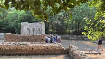 butrint, sarandé wijk Albanië filmische Romeins doopkapel, oude historisch plaats UNESCO wereld erfgoed centrum in 4k albanië, maarrint. stoffelijk overschot van een oude stad- butrotum. pan video