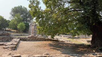 butrint, sarandé wijk Albanië filmische Romeins doopkapel, oude historisch plaats UNESCO wereld erfgoed centrum in 4k albanië, maarrint. stoffelijk overschot van een oude stad- butrotum. pan video