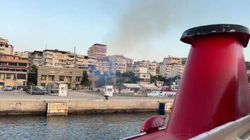 traghetto Il prossimo a partire dal costa di Albania, città di saranta e sport per porta di Grecia, isola di Corfù, ionico mare, parti di nave, navigazione traffico salone, veloce consegna di turisti a partire dal uno nazione video