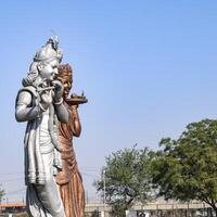 grande estatua de señor radha Krishna cerca Delhi internacional aeropuerto, Delhi, India, señor Krishna y radha grande estatua conmovedor cielo a principal autopista mahipalpur, Delhi foto