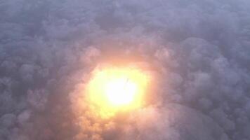 foguete moscas através a nuvens às pôr do sol video