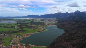 aérien vue de Trois grand des lacs lac Weissen, hopfensee, oublié dans Bavière région, Allemagne près ville de fussen. luftaufnahme lac Weissen, hopfensee, oublié dans le Bayern, deutschland dans Füssen. video