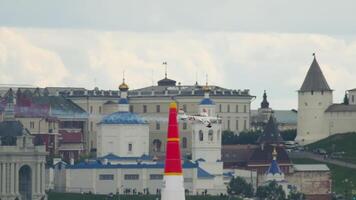 Kazan, Russisch federatie, juni 15, 2019 sport- wedstrijden van klein licht vliegtuigen. sport- vlak het uitvoeren van riskant gevaarlijk stunts in de lucht. rood stier lucht racing video