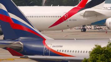 phuket, Thailand januari 29, 2023 luchtbus a330 van aeroflot taxiën Bij phuket luchthaven, kant visie. passagier vervoerder Aan de taxi weg. vliegveld Aan een tropisch eiland video