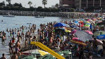 Benalmadena, spanien, 2018 - folkmassan i medelhavs strand en eftermiddag sommar video