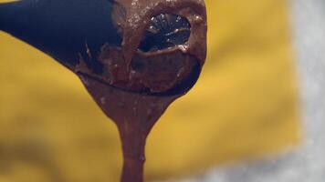 Chocolat Battre égouttage de le cuillère vers le bas à le Orange en forme de coeur moule - fermer coup video