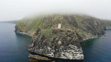 alt ruiniert Leuchtturm auf askold Insel im das Osten Meer video