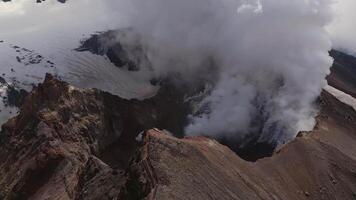 antenne visie van de helling van de actief mutnovski vulkaan video