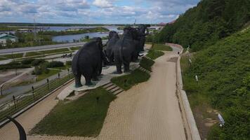 aéreo. mamut estatuas, reconstrucción de prehistórico veces video