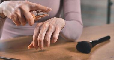 leeftijd make-up verzinnen. toepassen room met een dispenser naar de huid van de hand- video