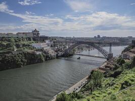 porto Portugal ver desde gaia antiguo pueblo y puente en el douro río paisaje urbano foto