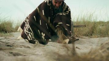 Mann gräbt mit seine Hände im das Sand video