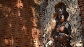 boeddhistisch vrouw boeddhistisch standbeeld van Indië in oud archeologisch ruïneren video