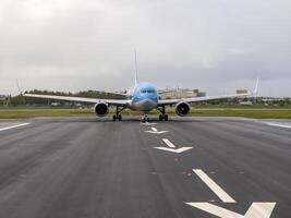 avión en tomar apagado pista pista de aterrizaje en schipol aeropuerto foto