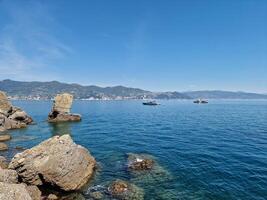 el bota rock en bahía de portofino ver en soleado día foto