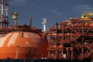 regasificador Embarcacion lng licuado natural gas petrolero anclado en Génova puerto, Italia foto