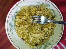 un plato con tallarines y un tenedor foto