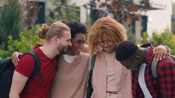 diverso multiétnico multirracial sonriente riendo contento hablando comunicado divertido risa gen z alumnos estudiantes amigos personas alto colegio Universidad Universidad academia en ciudad acurrucarse mirando a cámara video