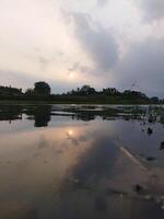 el Dom es ajuste terminado un río en el distancia foto