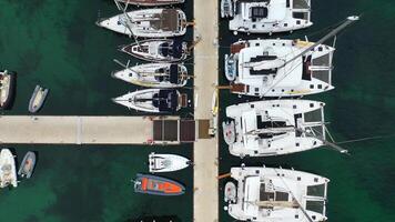 aéreo parte superior ver de navegación barcos amarrado cerca muelle a centro de deportes acuáticos foto