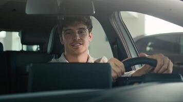 caucasico attività commerciale uomo uomo d'affari autista maschio tipo toccare touch screen auto tenere sotto controllo dentro auto lusso veicolo autonomo autopilota senza conducente affitto acquistare automobile girare su musica Radio godendo Audio suono video