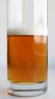 alto Derecho vaso con arte ligero cerveza aislado en blanco antecedentes valores foto para vertical historia