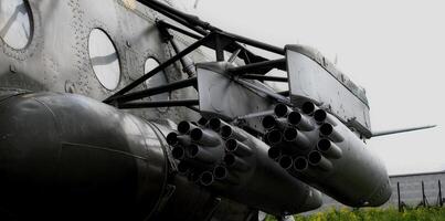 mesil lanzacohetes de militar helicóptero en aviación base foto