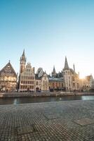Gante frente al mar llamado el graslei y el encantador histórico casas a amanecer. el centrar de el Belga ciudad. flandes foto