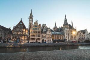 Gante paseo llamado el graslei y el encantador histórico casas a amanecer. el centrar de el Belga ciudad. flandes foto