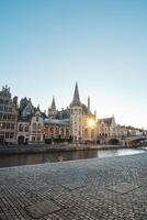 Gante paseo llamado el graslei y el encantador histórico casas a amanecer. el centrar de el Belga ciudad. flandes foto