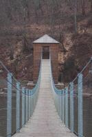 caminar en el de madera oval puente terminado el río la semois en el salvaje campo de el valón parte de Bélgica foto