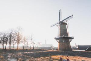 amanecer a un típico molino en casco, nuevo holanda histórico y nacional Monumento de Holanda foto