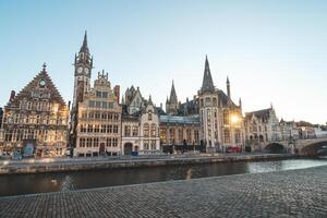 Gante paseo llamado el graslei y el encantador histórico casas a amanecer. el centrar de el Belga ciudad. flandes foto