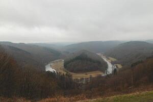 famoso punto de vista de el tumba de el gigante en el valle Delaware la semois nacional parque Bélgica. ver de el río meandro debajo el niebla foto