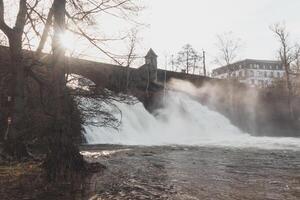 hermosa espectacular cascada Kleine aguaval camioneta arrullo durante amanecer en valonia región en Bélgica durante amanecer foto