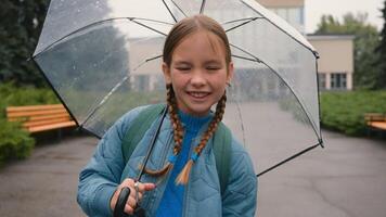 flicka spinning innehav paraply leende skratt barn Semester helgen skol regn väder springtime utanför parkera stad friskhet elementärt ålder unge aktivitet rörelse liten droppe vatten tidsfördriv häller våt video